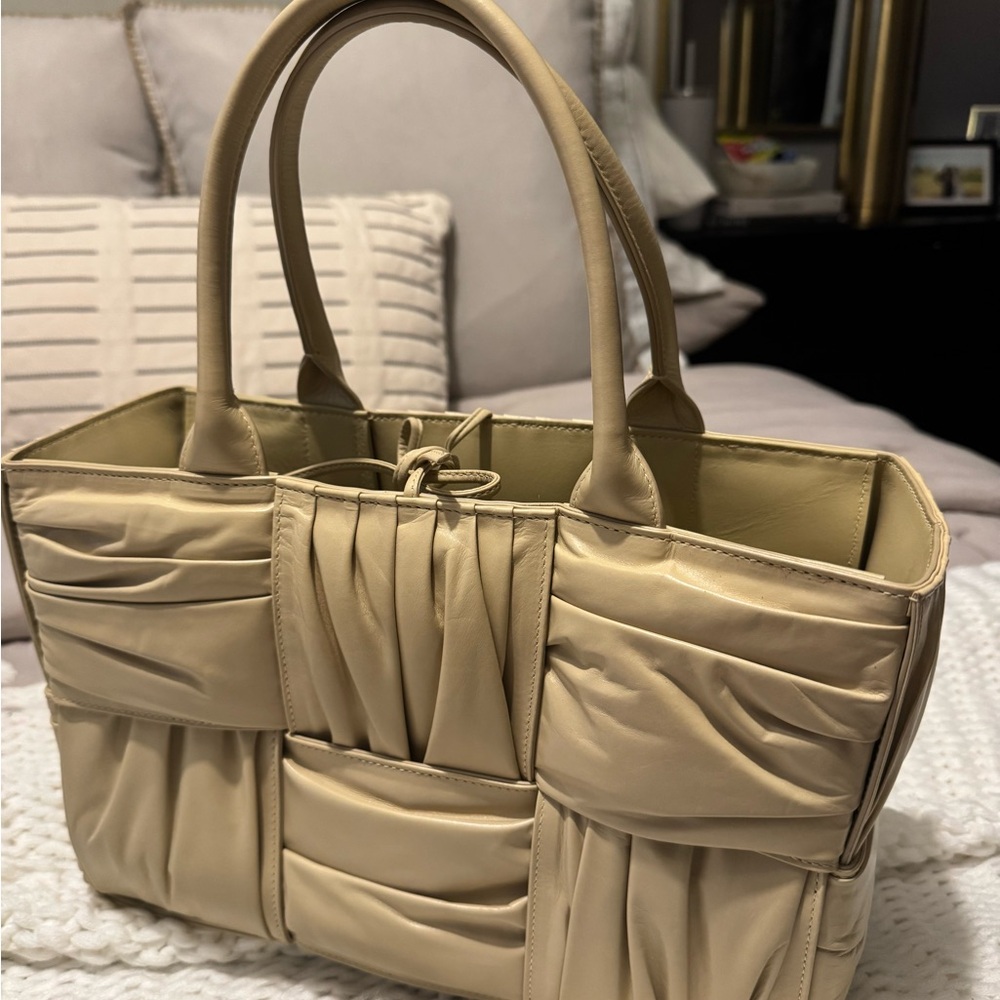 Bottega Veneta medium arco tote